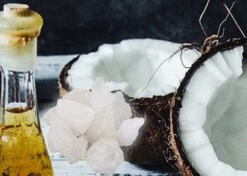 फिटकरी और नारियल तेल के त्वचा और बालों के लिए फायदे