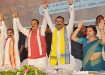 मंडलायुक्त कौशल राज शर्मा ने महापौर अशोक तिवारी को दिलाई शपथ, महापौर ने 100 पार्षदों को दिलाई शपथ