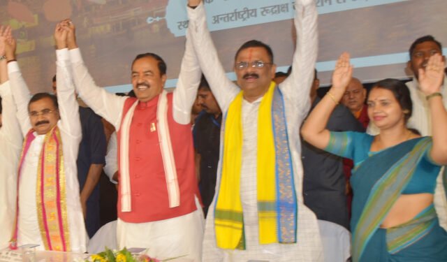 मंडलायुक्त कौशल राज शर्मा ने महापौर अशोक तिवारी को दिलाई शपथ, महापौर ने 100 पार्षदों को दिलाई शपथ