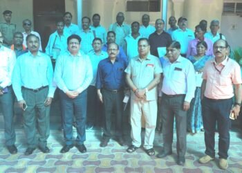 उत्तर रेलवे लखनऊ मंडल के 31 सेवानिवृत्त कर्मियों को गोल्ड कोटेड चांदी का पदक देकर सम्मानित किया