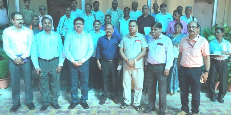 उत्तर रेलवे लखनऊ मंडल के 31 सेवानिवृत्त कर्मियों को गोल्ड कोटेड चांदी का पदक देकर सम्मानित किया