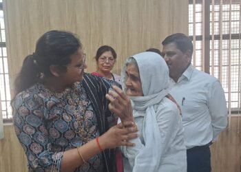 मेरी अच्छी सी डीएम बिटिया, बहू-बेटे दोनों मुझे खाना और खर्चा नहीं देत , ’77 वर्षीय वृद्धा का डीएम को पत्र’