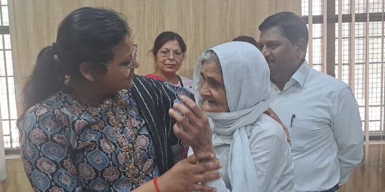 मेरी अच्छी सी डीएम बिटिया, बहू-बेटे दोनों मुझे खाना और खर्चा नहीं देत , ’77 वर्षीय वृद्धा का डीएम को पत्र’