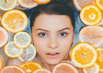 चमकदार और खूबसूरत त्वचा पाने के लिए लगाए नींबू में मिलाकर ये चीज़े