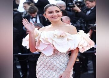 Cannes 2023 look: रेड कार्पेट पर व्हाइट गाउन पहन अनुष्का शर्मा ने किया डेब्यू, स्टनिंग लुक से जीत लिया दिल