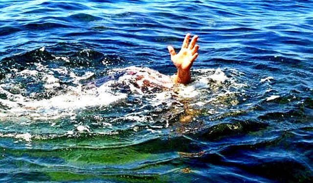 varanasi BHU student Drawn in Ganga