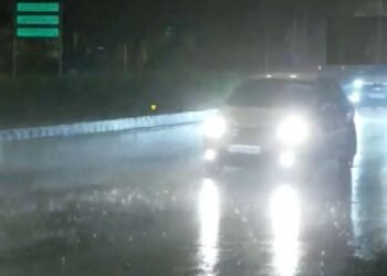 दिल्ली NCR में तेज हवाओं के साथ बारिश, लोगों को गर्मी से मिली राहत