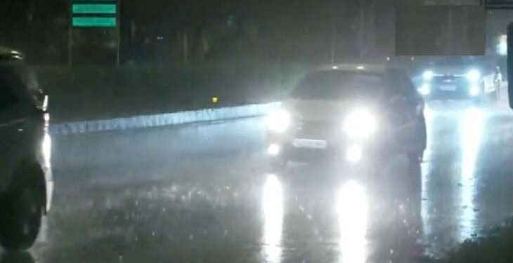 दिल्ली NCR में तेज हवाओं के साथ बारिश, लोगों को गर्मी से मिली राहत