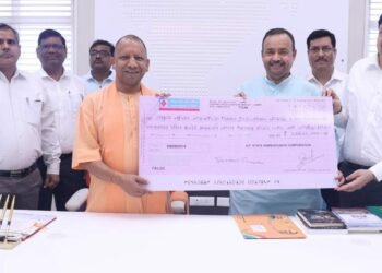 सहकारिता मंत्री ने मुख्यमंत्री को दिया उप्र राज्य भण्डारण निगम के लाभांश का चेक