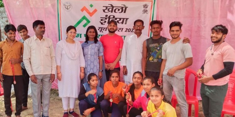 सरोजनीनगर के दादूपुर स्थित बाबा विनायक सिंह ग्रामीण स्टेडियम में खेलो इंडिया यूथ गेम के तहत खेलकूद प्रतियोगिता आयोजित