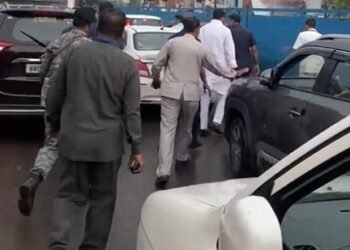 जाम में फंसा उपमुख्यमंत्री बृजेश पाठक का काफिला, काफी दूर तक पैदल चले उपमुख्यमंत्री