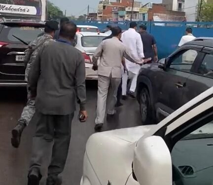 जाम में फंसा उपमुख्यमंत्री बृजेश पाठक का काफिला, काफी दूर तक पैदल चले उपमुख्यमंत्री