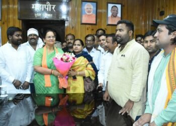 महापौर सुषमा खर्कवाल को सफाई कर्मचारी संघ ने शिष्टाचार भेंट की