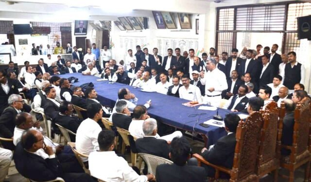 कचहरी शिफ्टिंग को लेकर वकीलों का विरोध जारी