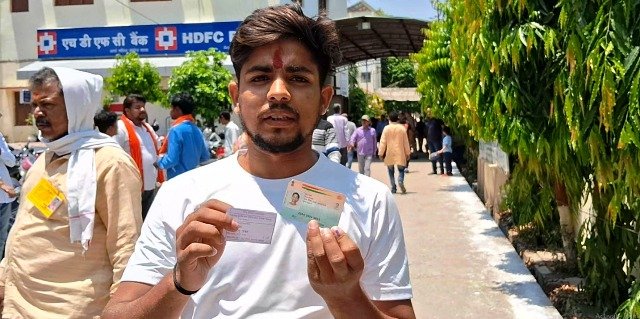 Varanasi Voting Updates: वोटर लिस्ट में नाम न होने से सैकड़ों निराश, बिना वोट दिए लौटे घर