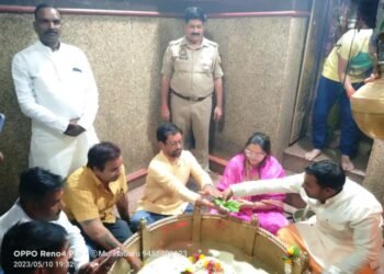 मारकण्डेय महादेव में अभिनेता एवं सांसद निरहुआ व आम्रपाली दुबे ने मत्था टेका&nbsp;