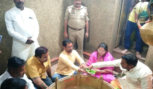 मारकण्डेय महादेव में अभिनेता एवं सांसद निरहुआ व आम्रपाली दुबे ने मत्था टेका&nbsp;