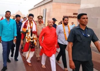 डॉ० कुमार विश्वास ने श्री काशी विश्वनाथ मंदिर में किया दर्शन – पूजन