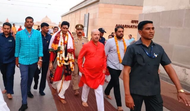 डॉ० कुमार विश्वास ने श्री काशी विश्वनाथ मंदिर में किया दर्शन – पूजन