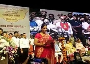 सुषमा खर्कवाल लखनऊ की नवनिर्वाचित मेयर ,कमिश्नर रोशन जैकब ने  दिलाई शपथ