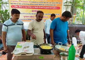 वेतन न मिलने से नाराज ठेकेदारों ने पकौड़े बेचकर किया प्रदर्शन