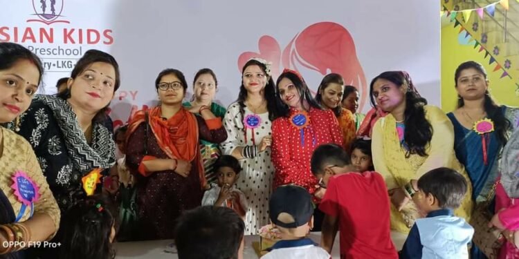 एशियन किड्स एप्री स्कूल ने माताओं को सम्मानित किया