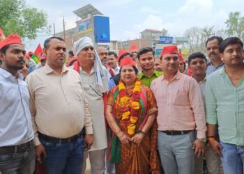 बंथरा नगर पंचायत अध्यक्ष की सपा प्रत्याशी विमला बहादुर ने पदयात्रा निकालकर दिखाई ताकत