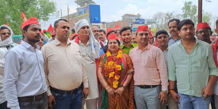 बंथरा नगर पंचायत अध्यक्ष की सपा प्रत्याशी विमला बहादुर ने पदयात्रा निकालकर दिखाई ताकत