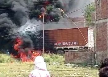 दर्दनाक हादसा: हाईटेंशन तार टूटने से ट्रक में लगी आज, दो बाइक सवार जिंदा जले, मौत