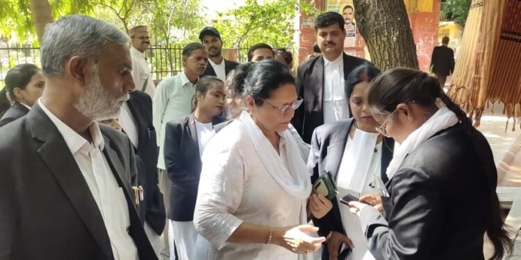 बिना रस्ट्रिेशन के कचहरी में धराये 50 वकील