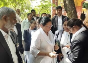 बिना रस्ट्रिेशन के कचहरी में धराये 50 वकील