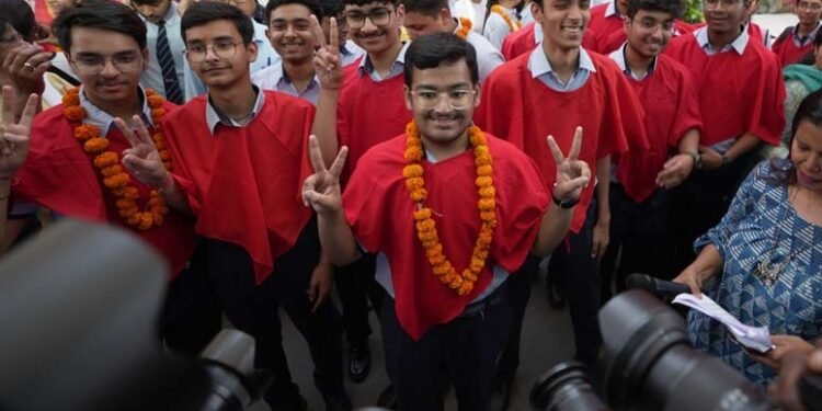 देश में सर्वश्रेष्ठ रहा सीएमएस का आईएससी-आईसीएसई बोर्ड परीक्षाफल