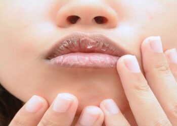 ड्राई लिप्स की करें नारियल तेल से मालिश, मिलेंगे मुलायम और गुलाबी होंठ