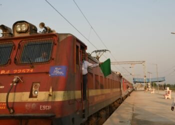 सीआरएस ने किया नई विद्युतकर्षण लाइन का संरक्षा निरीक्षण