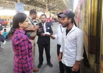 गंदगी देखकर भड़की सीनियर डीसीएम सफाई ठेकेदार पर ठोका जुर्माना