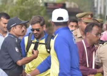 पहली बार हाउसफुल हुुुुआ इकाना स्टेडियम, दर्शकों में छाया धोनी का खुमार