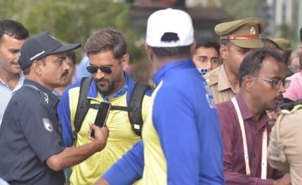 पहली बार हाउसफुल हुुुुआ इकाना स्टेडियम, दर्शकों में छाया धोनी का खुमार