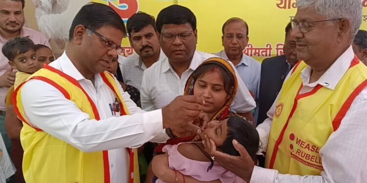 सघन प्लस पोलियो अभियान का शुभारंभ, डीएम ने बच्चों को दो बूंद जिन्दगी की पिलाकर किया शुरूआत