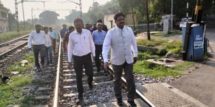 डीआरएम ने किया दिलकुशा केबिन से ट्रांसपोर्ट नगर रेलवे स्टेशन का निरीक्षण