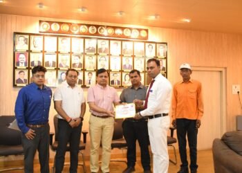 रेल कर्मी विषम परिस्थितियों में रेल संचालन का कार्य करते है: डीआरएम