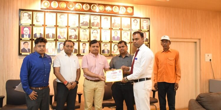 रेल कर्मी विषम परिस्थितियों में रेल संचालन का कार्य करते है: डीआरएम