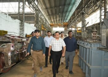 डीआरएम ने किया विद्युत लोको शेड का निरीक्षण