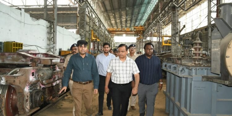डीआरएम ने किया विद्युत लोको शेड का निरीक्षण