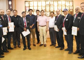 रिकार्ड आय देने वाले मुख्य चल टिकट निरीक्षकों को डीआरएम ने किया सम्मानित