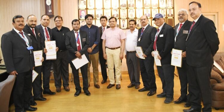 रिकार्ड आय देने वाले मुख्य चल टिकट निरीक्षकों को डीआरएम ने किया सम्मानित