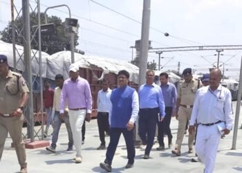 डीआरएम ने स्टेशन निरीक्षण के दौरान यात्री सुविधाओं का लिया जायजा