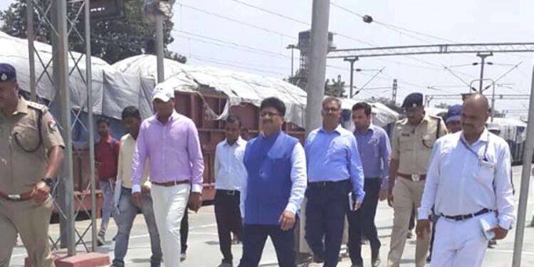 डीआरएम ने स्टेशन निरीक्षण के दौरान यात्री सुविधाओं का लिया जायजा