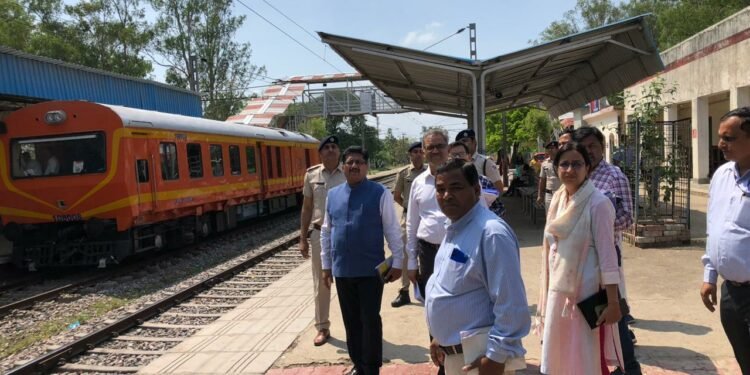 डीआरएम ने किया लखनऊ-रायबरेली-ऊँचाहार-जंघई-प्रतापगढ़ रेलखंड का निरीक्षण