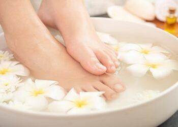 घर पर भी पैरों को खूबसूरत बना सकते है, अपनाईये पेडीक्योर के 5 आसान तरीके