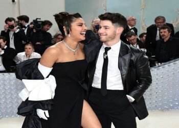 Priyanka Chopra in Met Gala 2023: मेट गाला फैशन नाइट में देशी गर्ल ने पति निक संग रेड कार्पेट पर बिखेरा जलवा